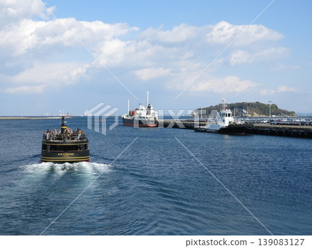 The "NEW KUROFUNE" ferry, which departed from Mikasa Pier in Yokosuka City on the Sarushima route, and Sarushima Island floating offshore. The "NEW KUROFUNE" ferry, which departed from Mikasa Pier in Yokosuka City on the Sarushima route, and Sarushima Island floating offshore. 139083127