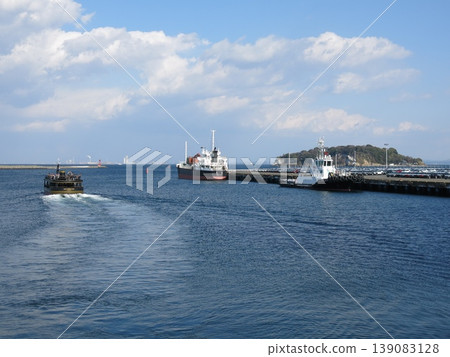 The "NEW KUROFUNE" ferry, which departed from Mikasa Pier in Yokosuka City on the Sarushima route, and Sarushima Island floating offshore. The "NEW KUROFUNE" ferry, which departed from Mikasa Pier in Yokosuka City on the Sarushima route, and Sarushima Island floating offshore. 139083128