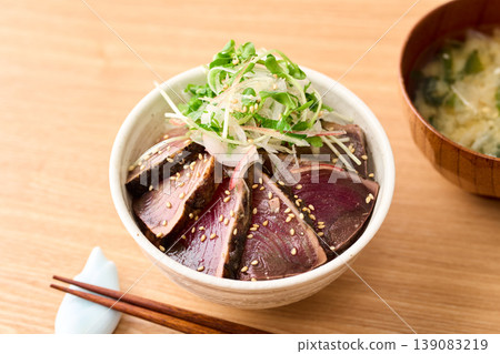 炙烤鰹魚飯(炙烤鰹魚,佐以醬汁醃製,淋上調味料) 炙烤鰹魚飯(炙烤鰹魚,佐以醬汁醃製,淋上調味料) 139083219