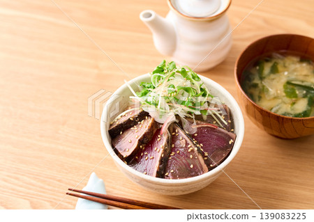 炙烤鰹魚飯(炙烤鰹魚,佐以醬汁醃製,淋上調味料) 炙烤鰹魚飯(炙烤鰹魚,佐以醬汁醃製,淋上調味料) 139083225