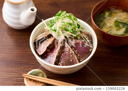 炙烤鰹魚飯(炙烤鰹魚,佐以醬汁醃製,淋上調味料) 炙烤鰹魚飯(炙烤鰹魚,佐以醬汁醃製,淋上調味料) 139083226