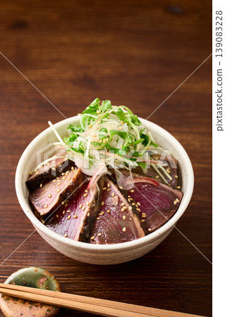 炙烤鰹魚飯(炙烤鰹魚,佐以醬汁醃製,淋上調味料) 炙烤鰹魚飯(炙烤鰹魚,佐以醬汁醃製,淋上調味料) 139083228