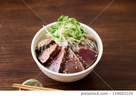 Seared bonito rice bowl (Seared bonito marinated in sauce, topped with condiments) Seared bonito rice bowl (Seared bonito marinated in sauce, topped with condiments) 139083229