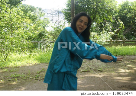 一位高挑的女士在公園散步。 一位高挑的女士在公園散步。 139083474