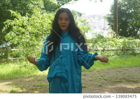 一位高挑的女士在公園散步。 一位高挑的女士在公園散步。 139083475