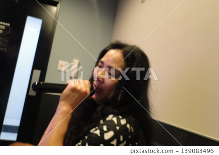 一個女人在卡拉OK唱歌 一個女人在卡拉OK唱歌 139083496