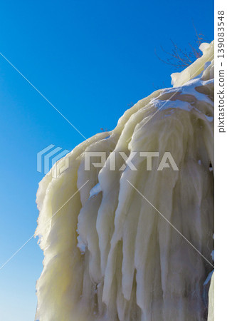 Icicles on the rocks 139083548