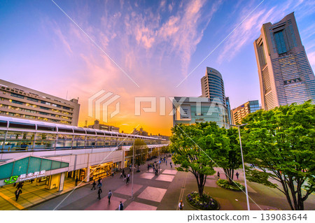 4月21日,日本橫濱市的新城市景觀。櫻木町車站、橫濱地標塔以及夕陽下燈火輝煌的列車盡收眼底。 4月21日,日本橫濱市的新城市景觀。櫻木町車站、橫濱地標塔以及夕陽下燈火輝煌的列車盡收眼底。 139083644