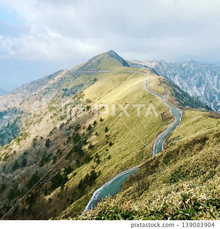 這是四國的UFO線,一條通往石槌山登山起點的道路。 這是四國的UFO線,一條通往石槌山登山起點的道路。 139083904