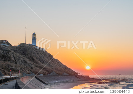 A white lighthouse in Omaezaki City and a sunrise scene (Shizuoka Prefecture) 139084443