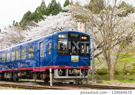 A train departing amidst cherry blossoms in full bloom in spring | Noto Sakura Station | Noto Kashima Station | Noto Railway Nanao Line | Sightseeing train | Anamizu Town, Ishikawa Prefecture A train departing amidst cherry blossoms in full bloom in spring | Noto Sakura Station | Noto Kashima Station | Noto Railway Nanao Line | Sightseeing train | Anamizu Town, Ishikawa Prefecture 139084678