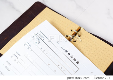 裝修工程合約 - 為了對房地產進行裝修工程，需要與承包商簽訂合約。 139084705