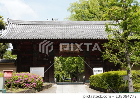 Gokoku-ji Temple Main Gate: Scenery of fresh greenery and azaleas, Bunkyo Ward, Tokyo Gokoku-ji Temple Main Gate: Scenery of fresh greenery and azaleas, Bunkyo Ward, Tokyo 139084772