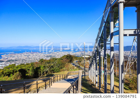 位於北九州市熱門旅遊景點佐良良山上的滑梯,可欣賞絕佳的景色。 位於北九州市熱門旅遊景點佐良良山上的滑梯,可欣賞絕佳的景色。 139084791