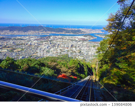 北九州市的人氣觀光地 從更倉山纜車窗眺望的風景 北九州市的人氣觀光地 從更倉山纜車窗眺望的風景 139084806