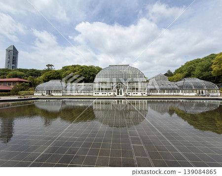 東山植物園溫室前樓和東山天空塔(名古屋市東山動物園和植物園) 東山植物園溫室前樓和東山天空塔(名古屋市東山動物園和植物園) 139084865