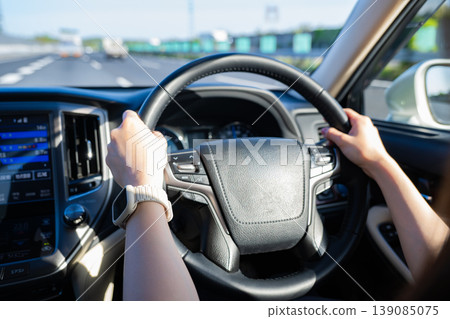Women's woman driving a car Women's woman driving a car 139085075