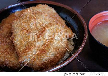 新潟著名的美味豬排飯配醬汁 新潟著名的美味豬排飯配醬汁 139085196