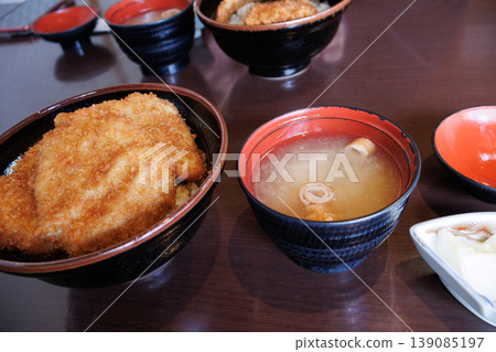 新潟著名的美味豬排飯配醬汁 新潟著名的美味豬排飯配醬汁 139085197