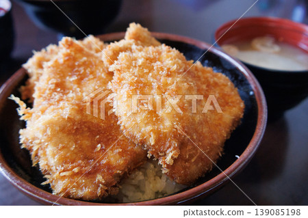 新潟著名的美味豬排飯配醬汁 新潟著名的美味豬排飯配醬汁 139085198