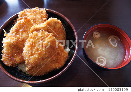 新潟著名的美味豬排飯配醬汁 139085199