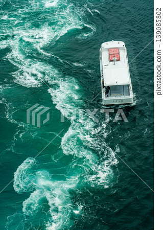 Naruto Bridge Promenade: Whirlpools (spring tide) and sightseeing boats from the Uzunomichi (Whirlpool Walkway) [Naruto City, Tokushima Prefecture] 139085802