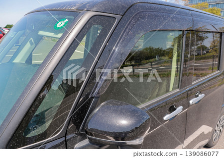 汽車被黃塵弄髒了。 汽車被黃塵弄髒了。 139086077