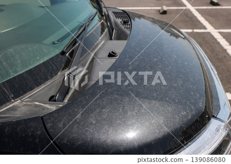 汽車被黃塵弄髒了。 汽車被黃塵弄髒了。 139086080
