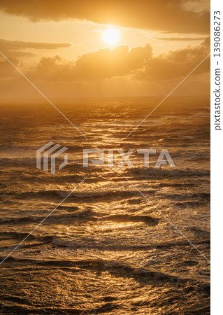 隨著低氣壓系統的過境,日本海的景色瞬息萬變,呈現出令人印象深刻的景象。 隨著低氣壓系統的過境,日本海的景色瞬息萬變,呈現出令人印象深刻的景象。 139086273