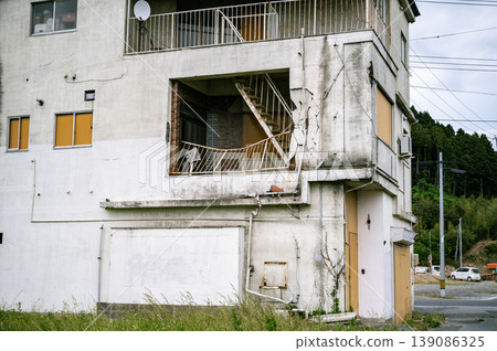 東日本大地震的災難遺跡:照片記錄了海嘯破壞的建築物和周圍的景觀。 東日本大地震的災難遺跡:照片記錄了海嘯破壞的建築物和周圍的景觀。 139086325