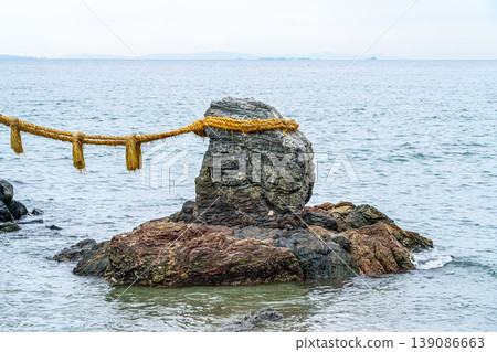 【三重縣】二見沖玉神社的夫妻岩中的女性岩石 【三重縣】二見沖玉神社的夫妻岩中的女性岩石 139086663