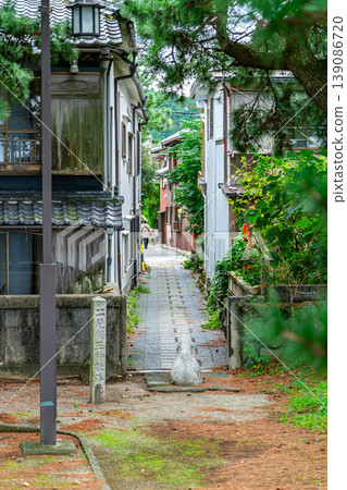 [Mie Prefecture] A back alley visible from Futamiura Park, located along the coast of Futamiura. 139086720