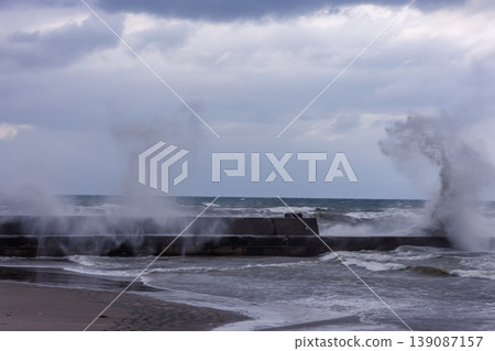 The rough seas of the Sea of Japan during bad weather. 139087157