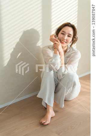 夕陽西下,窗邊站著一位女士(模特兒、時尚、光線、陰影) 夕陽西下,窗邊站著一位女士(模特兒、時尚、光線、陰影) 139087847