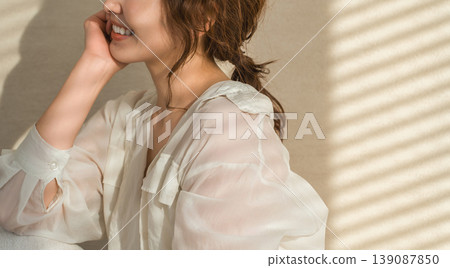 夕陽西下，窗邊站著一位女士（模特兒、時尚、光線、陰影） 139087850