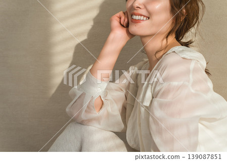 夕陽西下,窗邊站著一位女士(模特兒、時尚、光線、陰影) 夕陽西下,窗邊站著一位女士(模特兒、時尚、光線、陰影) 139087851