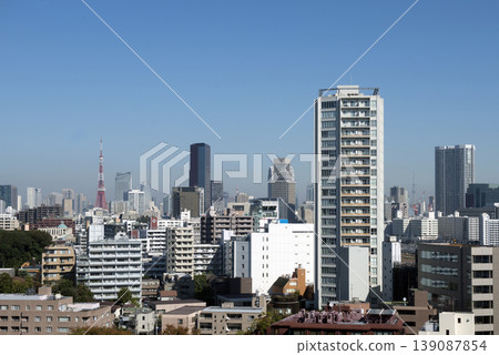 Looking at the cluster of buildings in the direction of Roppongi under a blue sky from Shinagawa. 139087854