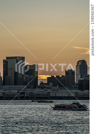 Houseboats and sunset near Rainbow Bridge 139088367