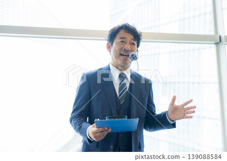 佩戴領夾式麥克風的商人 佩戴領夾式麥克風的商人 139088584