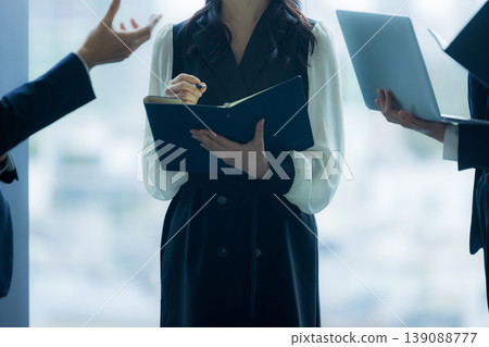 Businessmen having a meeting 139088777
