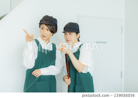 一個女人在一家咖啡館工作 一個女人在一家咖啡館工作 139088856