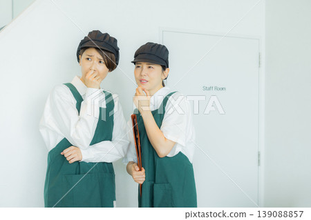 一個女人在一家咖啡館工作 139088857