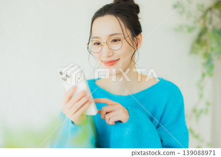 觀看智能手機的婦女 139088971