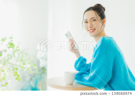 觀看智能手機的婦女 觀看智能手機的婦女 139088974