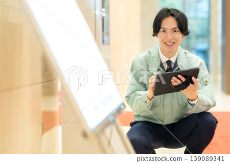 一名男性工程師正在對辦公大樓進行維護。拍攝協助單位:電波學園教育基金會、東京電子大學。 一名男性工程師正在對辦公大樓進行維護。拍攝協助單位:電波學園教育基金會、東京電子大學。 139089341