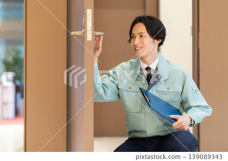 一名男性工程師正在對辦公大樓進行維護。拍攝協助單位：電波學園教育基金會、東京電子大學。 139089343