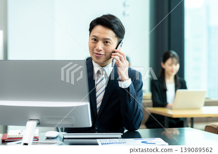 在辦公室工作的商人 139089562