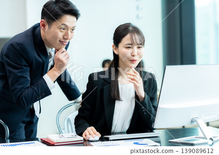 Business person working in the office Business person working in the office 139089612