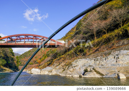 Kyoto, Hozugawa River Cruise: Trains seen from the boat 139089666
