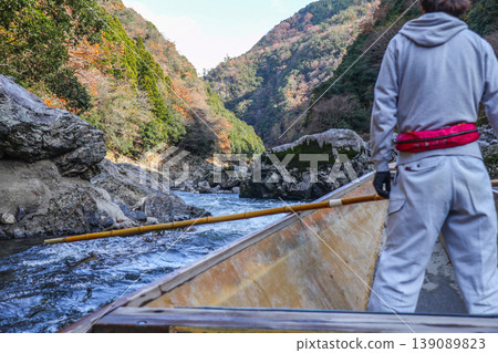 A boatman descending from the Hozu River in Kyoto A boatman descending from the Hozu River in Kyoto 139089823